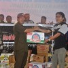 IKC CiayumajaKuning Bantu Korban Banjir saat memberikan bantuan secara simbolis kepada Camar Cibingbin