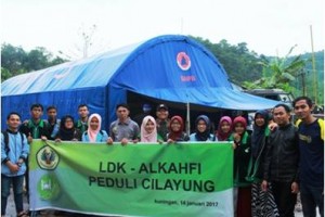 Lembaga Dakwah Kampus (LDK) Al-Kahfi Universitas Kuningan menyalurkan bantuan kepada warga Dusun Cimeong 