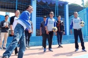 Peresmian lapang bola voli tamPAN ditandai dengan pemukulan bola pertama oleh ketua PAN Kuningan, H Udin Kusnaeid, SE.