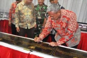 Bupati Kuningan sat menandatangani hasil pembangunan di Kabupaten Kuningan.