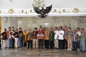 KELUARGA besar Paguyuban Siwindu Maju Kabeh Jakarta berfoto versama Plt Bupati Kuningan.