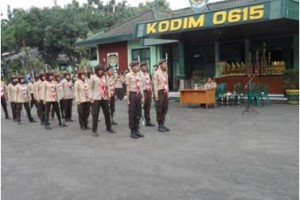 Tim Smansaka saat menunjukan kebolehannya dalam baris berbaris di Kodim 0615 Kuningan.