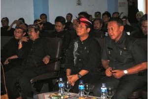 Wakil Bupati Kuningan besama Kadisparbus saat mengahdiri pelatihan aksara sunda di Gedung Kesenian.