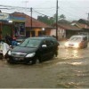 Akses jalan utama Cilimus terendam banjir setinggi 50 cm.