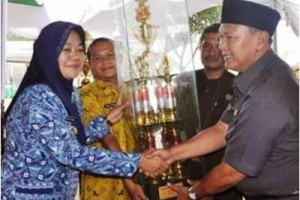 Wakil Bupati Kuningan, H Acep Purnama SH MH saat memberikan piala bergilir kepada Camat Kramarmulya.