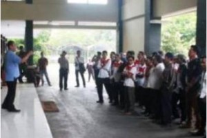 Aksi unjuk rasa di gedung DPRD Kuningan.