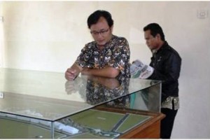 Kasi Tata Ruang DTRCK, Handry Chalivian saat memperlihatkan maket rencana pembangunan dikawasan Citamba.
