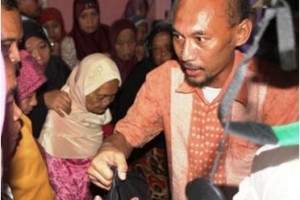 Caleg DPR Ri dari PArtai Hanura, Muflizar saat memberikan santunan kepada anak yatim dan fakir miskin.