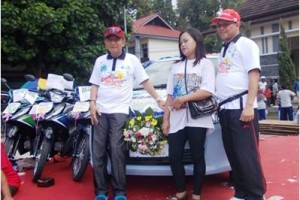 Direktur PDAM dan Pimpinam BRI Cabang Kunigan berfoto bersama pemenang utama hadiah mobil berfoto bersama.