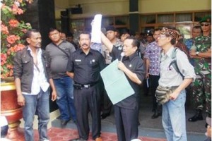 Ketua DPRD Kuningan menunjukan surat penolakan yang sudah di tandatangani sejumlah fraksi di DPRD Kuningan.