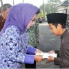 Bupati Kuningan saat memberikan kadeudeuh kepada juara MTQ tingkat Jabar.