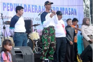 Dandim 0615 Kuningan, Letkol Czi Dindin Kamaluddin saat memberikan sambutannya pada acara gerak jalan santai.