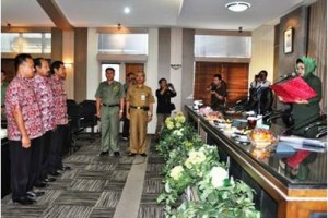 Bupati Kuningan, Hj Utje CH Suganda saat melantik pengurus baru BKAD Kunci Bersama.