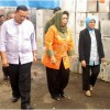 Bupati Kuningan, Hj Utje CH Suganda didampingi Wakil Bupati Kuningan, H Acep Purnama SH MH dan Ketua KPUD Kuningan, Hj Heni Susilawati saat meninjau gudang logistik KPUD Kuningan.
