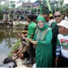 Bunda Warna saat membuka mancing mania di desa Kalimanggis.