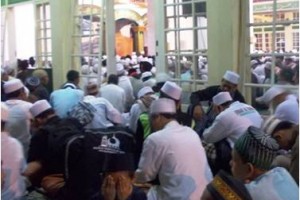 Ribuan jemaah saat menghadiri pengajian digelar oleh Majlis Rasulullah SAW Jawa Barat. 