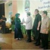 Bupati Kuningan saat menrima penghargaan Pangripta Nusantara dari Gubernur Jabar.