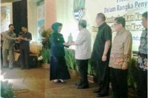 Bupati Kuningan saat menrima penghargaan Pangripta Nusantara dari Gubernur Jabar.