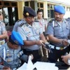 Propam Polres Kuningan saat memeriksa senpi anggota Polres Kuningan.
