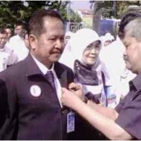 Kabag Hublang PDAM Kuningan, Suwarno saat menerima penghargaan yang disematkan sekda Kuningan.