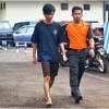 Tersangka pemilik sabu digelandang petugas kepolisian untuk dimintai keterangannya.