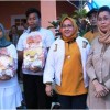 Caleg HAnura, Yulia berfoto bersama seusai membagikan sembako.