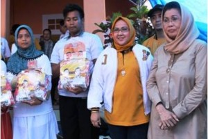 Caleg HAnura, Yulia berfoto bersama seusai membagikan sembako.