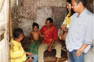 Komunitas Peduli Casimi saat menjenguk Casimi yang dirantai orang tuanya.