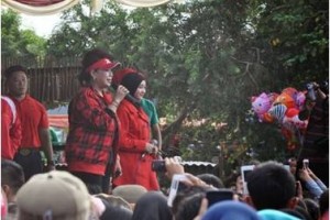 Bupati Kuningan dan Ega saat menghibut masyarakat Kuningan.