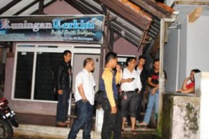 kanit Jatanras Polres Kuningan Ipda Arif Zaenal bersama anggotanya saat melakukan penyedidikan di TKP.