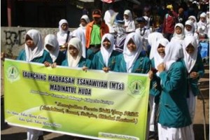 Acara jalan santai MTs Madinatul Huda menjelang launching  