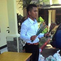 Salah seorang petugas saat menunjukan petasan yang berhasil disita.