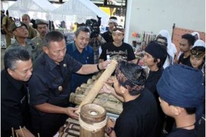 Wakil Bupati Kuingan saast menghadiri Festival Kuningan Kreatif (FKK) 2015 di gedung Sanggariang Kuningan