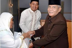 Penyerahan Bantuan Paket Sembako oleh Ketua Baznas Kuningan