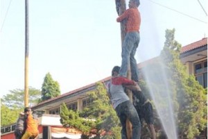 Lomba panjat pinang di Mapolres Kuningan.