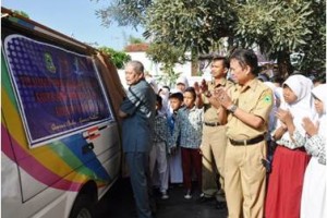 Sekda Kuningan saat meluncurkan 2 unit perpustakaan keliling.