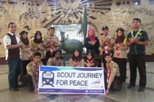Pramuka Kuningan yang tergabung dalam Dewan Kerja Cabang Kuningan berfoto bersama.