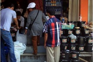 Salah satu toko diwilayah Kuningan ramai pembeli.
