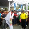 Kadisdikpora saat melepas peserta gerak jalan sehat HUT PGR! ke 70