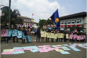 Aksi unjukrasa terkait waduk Jati Gede di depan gedung sate Bandung.