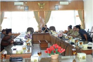 Baperda saat membahas 6 raperda baru.