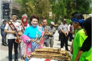 Bupati Kuningan saat mencoba angklung pada acara Ragam Pesona 2015.