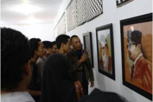 Pameran yang digelar Dapur Sastra dalam rangka mengenang wafatnya pendiri Uniku, Kahari.