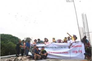 Alumni ITB'75 berfoto bersama dengan latar belakang burung blekok