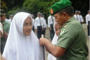 Dandim Kuningan Menyematkan Pita Merah Putih kepada Siswi SMP ITUS Kuningan