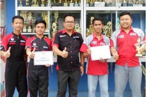 Kepala SMK Pertiwi Kuningan, Dea Ariana Vamitrianto berfoto dengan siswa pemenang Skill Contest Yamaha SMK Grand Prix Jawa Barat