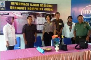 Kepala SMK Pertiwi Cilimus beserta unsur Muspika Kecamatan Cilmus saat Melakukan Monitoring Pelaksanaan UNBK di SMK Pertiwi Cilimus 