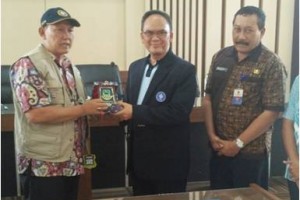 Bupati Kuningan, H Acep Purnama, SH MH  saat menyerahkan cinderamata kepada Dekan IPB, Prof Yusman Syaukat, PhD 