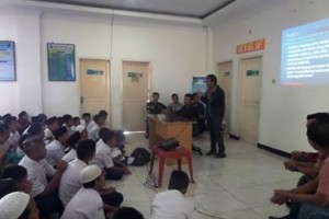 Mantan pecandu narkoba saat memberikan materi terkait pengenalan dini adiksi.