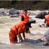 Tim Basarna saat menyisir bebatuan di sungai Cisanggarung untuk mencari nenek yang terbawa hanyut.